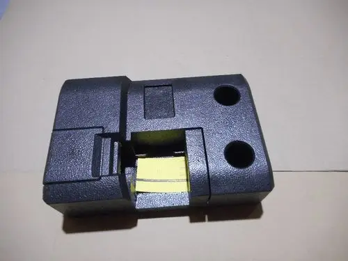 Schwarzes Isoliergehäuse mit Ausschnitten, möglicherweise für Heizungsinstallationen oder ähnliche Anwendungen. Das Produkt gehört zur Marke Remeha.